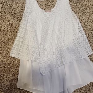 Woman's  white layered top